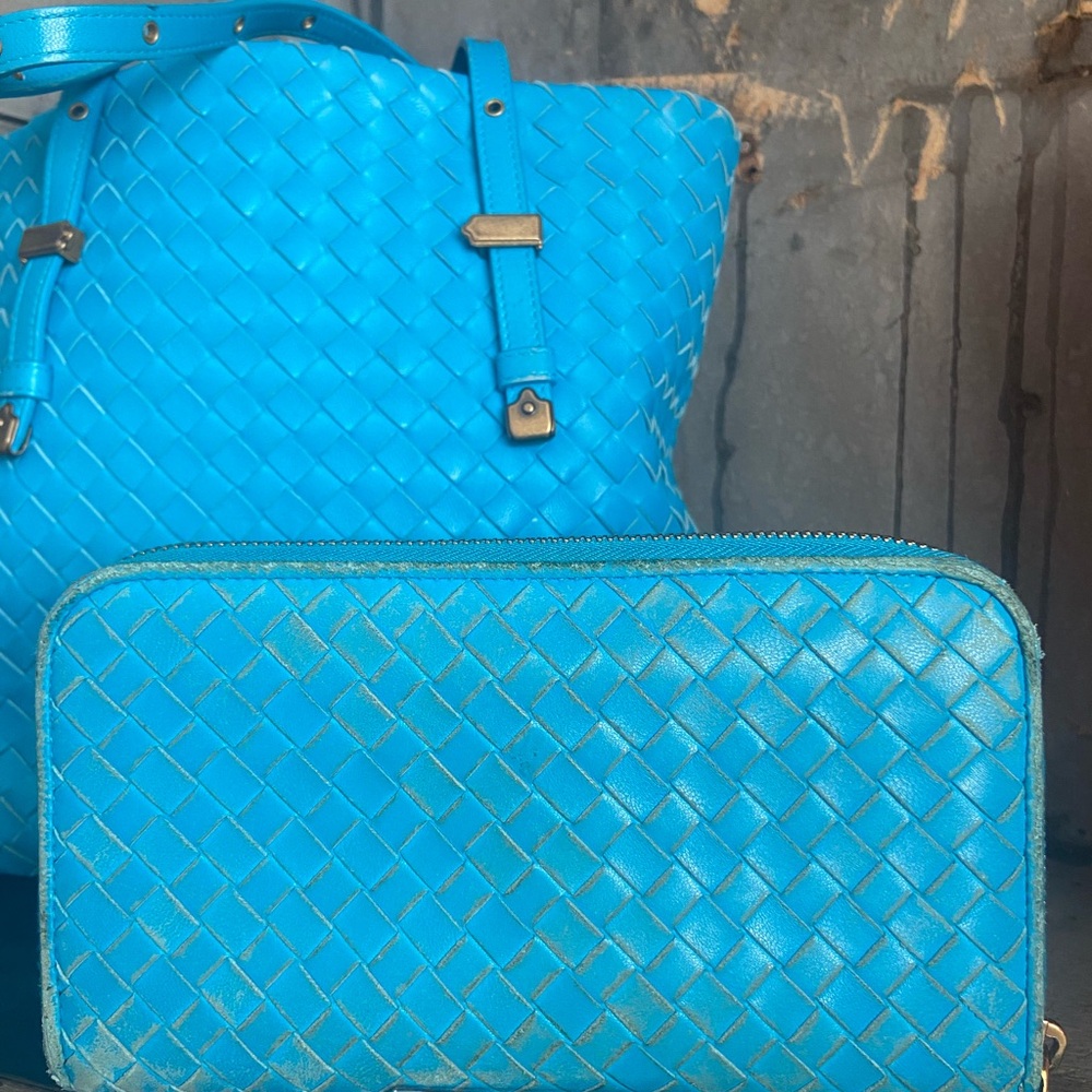 Authentic Bottega Veneta Wallet intrecciato leather blue Luxury